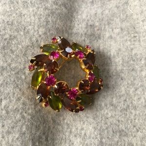 VTG Gold Tone w/ rhinestones wreath brooch